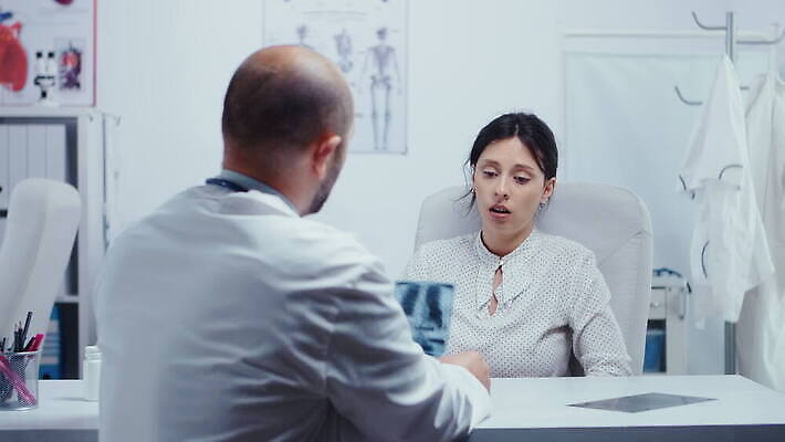 컨셉 노동자 건강 병원 사람 성인 약 외침 환자 간호사 의사 슬픔 뉴스 허파 좌절 결과 질병 문제 암 나쁜 돌봄 심각 우울증 터미널 헬프 4K MOV 해외동영상 슬로모션 클립영상 직업 감정 의학 모션 촬영기법 소리 의료진 도움 호흡기관 동영상 파일형식