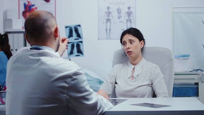 직업 노동자 건강 병원 대화 사람 성인 약 외침 환자 간호사 의사 슬픔 뉴스 좌절 결과 질병 문제 암 나쁜 돌봄 심각 우울증 적자 터미널 헬프 4K MOV 해외동영상 슬로모션 클립영상 감정 컨셉 의학 모션 촬영기법 말하기 소리 의료진 도움 동영상 파일형식