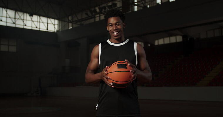 직업 1 라이프스타일 남자 행복 유럽 스포츠 백그라운드 유니폼 공 팔찌 농구 실내 건강 한명 서기 사람 성인 내부 운동복 운동 바구니 검은색 힘 게임 잡기 치아 근육질 동영상 법정 어려움 운동가 튕기기 플레이어 4K MOV 해외동영상 클립영상 옷 감정 나라 컬러 장신구 모션 놀이 근육 생활 구기 소화기관 몸매 파일형식