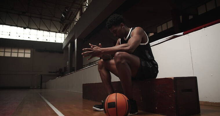 직업 1 라이프스타일 남자 유럽 스포츠 포즈 백그라운드 유니폼 벤치 공 농구 실내 건강 한명 사람 앉기 성인 내부 운동복 운동 바구니 검은색 힘 게임 결심 집중 고민 근육질 법정 심각 어려움 운동가 튕기기 플레이어 4K MOV 해외동영상 클립영상 옷 감정 나라 컬러 컨셉 의자 모션 놀이 근육 생활 구기 몸매 동영상 파일형식