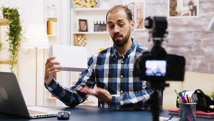 라이프스타일 남자 인터넷 통신 새로움 주택 실내 대화 미소 사람 성인 전자제품 상자 펼침 흰색 마이크 흥분 오디오 온라인 동영상 꺼내기 리뷰 소셜 크리에이터 1인미디어 4K 인트로 MOV 해외동영상 클립영상 직업 감정 컬러 음향기기 컨셉 모션 표정 말하기 내부 건물 생활 방송 파일형식