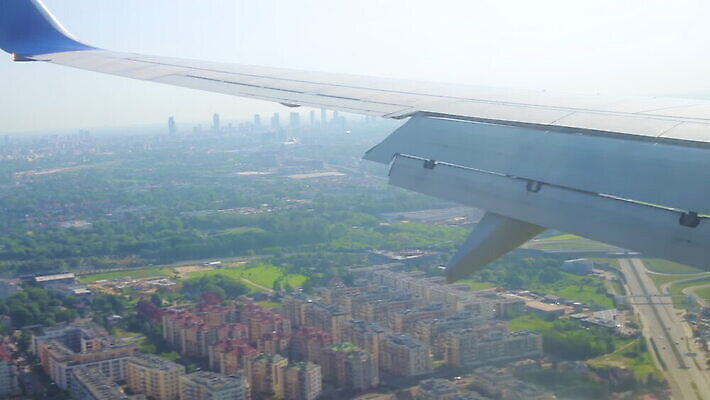 여행 날개 창문 교통시설 휴가 비행기 안테나 사람없음 건물 덮개 도시 오픈 공항 땅 고도 도착 항공 속도 상업 광택 활주로 제트기 폴란드 항공촬영 대패 땅바닥 착륙 바르샤바 유도로 MOV 해외동영상 클립영상 건축물 유럽 길 뷰포인트 교통 통신 항공교통 대중교통 바닥 뚜껑 시설 동영상 파일형식