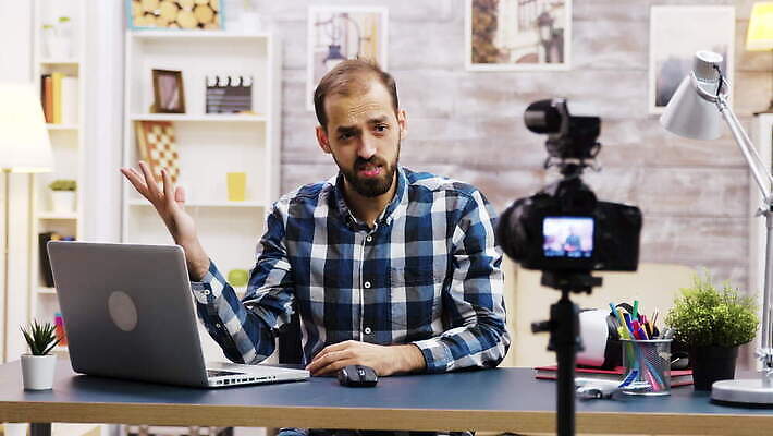 백인 직업 라이프스타일 남자 인터넷 주택 대화 미소 노트북 카메라 디지털 웹 네트워크 마이크 긍정 나눔 온라인 동영상 블로거 소셜 소셜미디어 업로드 크리에이터 1인미디어 4K 인트로 MOV 해외동영상 클립영상 서양인 음향기기 컨셉 표정 말하기 사람 건물 생활 전자제품 방송 파일형식