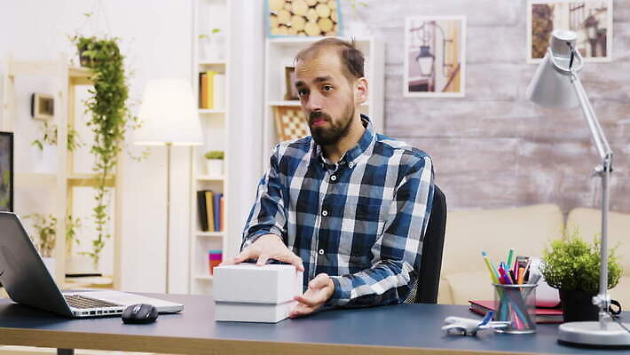 직업 남자 인터넷 조명 주택 실내 말하기 대화 미소 사람 성인 노트북 스마트폰 컴퓨터 알약 카메라 촬영 웹 펼침 업무 마이크 삼각대 동영상 구독 소셜 크리에이터 1인미디어 4K 인트로 MOV 해외동영상 클립영상 음향기기 모션 표정 내부 건물 전자제품 핸드폰 스마트기기 약 작업 방송 파일형식