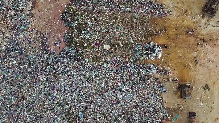 동물 산업 자연 조류 풍경 사람없음 야외 쌓기 환경 재활용 손상 오염 위생 쓰레기 폐기물 파편 플라스틱 땅 생태계 흙더미 낭비 고물상 생태학 처리 4K MOV 해외동영상 클립영상 교육 컨셉 모션 재질 흙 친환경 동영상 파일형식 더미