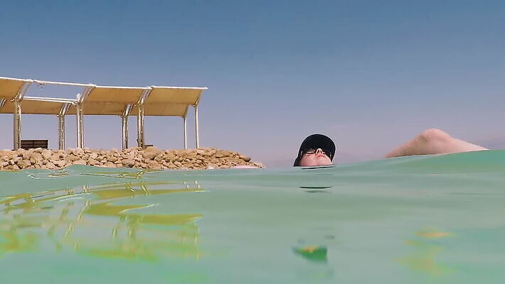 라이프스타일 여자 행복 물결 파도 바다 여행 신체 자연 휴가 휴식 수영장 건강 한명 풍경 성인 야외 치료 물 여름 파란색 여행객 맑음 수중 수영 휴양지 소금 내추럴 거짓말 요르단 이스라엘 짠맛 MOV 해외동영상 슬로모션 클립영상 자연요소 1 계절 감정 컬러 컨셉 중동 의학 날씨 촬영기법 사람 생활 장소 수상스포츠 맛 생태계 동영상 서아시아 파일형식