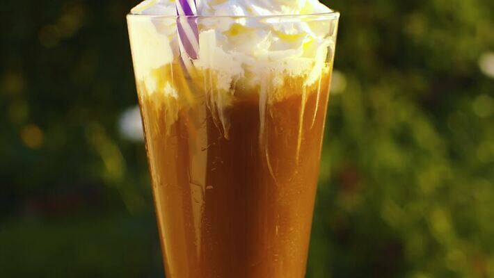 라이프스타일 커피 음료 음식 백그라운드 자연 유리 탁자 디저트 건강 파노라마 사람없음 야외 초록색 여름 뷰티 갈색 정원 얼음 검은색 추위 흰색 신선 닫기 달콤 아침식사 크림 상쾌 회전 보케 에스프레소 내추럴 되감기 카페인 4K MOV 해외동영상 클립영상 자연요소 계절 감정 컬러 가구 모션 재질 촬영기법 생활 식사 맛 생태계 동영상 파일형식