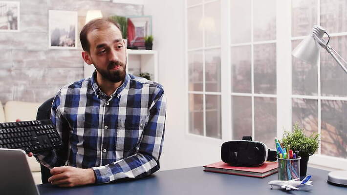 직업 남자 인터넷 조명 주택 실내 말하기 대화 미소 사람 성인 노트북 컴퓨터 카메라 촬영 웹 펼침 키보드 업무 강의 마이크 삼각대 동영상 구독 소셜 크리에이터 1인미디어 4K 인트로 MOV 해외동영상 클립영상 음향기기 모션 표정 내부 건물 전자제품 작업 방송 파일형식