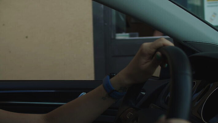 손 도로 여행 이동 인터넷 비즈니스 창문 자동차 청소년 한명 앉기 성인 금융 스마트폰 핸드폰 상점 디지털 식사 기쁨 운전 구매 승차 배고픔 고객 서비스 상업 전자 소매 재촉 계산원 체크아웃 터미널 혼자 4K MOV 해외동영상 슬로모션 클립영상 직업 1 감정 길 육상교통 컨셉 교통시설 모션 촬영기법 사람 신체부위 경제 전자제품 스마트기기 쇼핑 동영상 파일형식