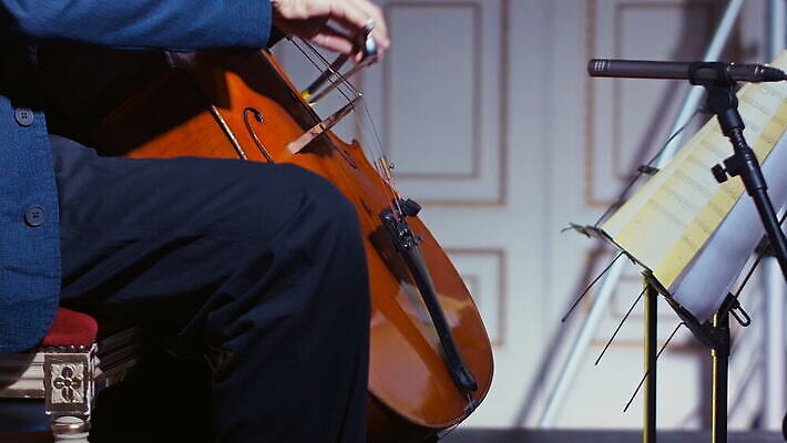 1 줄 음악 놀이 기술 미술 사람 목재 화목 소리 콘서트 공연 음악가 무대 골동품 기구 업무 우아함 회의실 오브젝트 활 예술가 첼로 연극 고립 교향곡 멜로디 뮤지컬 옛날 플레이어 스타일 MOV 해외동영상 클립영상 나무 직업 컨셉 재료 문화예술 이벤트 작업 동영상 파일형식 찰현악기