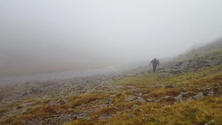 여행 자연 바람 날씨 영국 잉글랜드 산 한명 사람 사람없음 야외 걷기 산책 등산 트래킹 하이킹 추위 안개 시골 거친 황무지 언덕 내추럴 뿌연 하이커 컴브리아주 MOV 해외동영상 클립영상 자연요소 1 유럽 모션 레저 휴식 생태계 동영상 파일형식