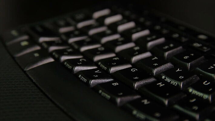 학생 알파벳 영어 교육 포즈 백그라운드 인터넷 비즈니스 통신 탁자 주택 직장 사람없음 노트북 컴퓨터 사무실 디지털 검은색 공백 회색 타이핑 키보드 기록 업무 서핑 메시지 범죄 닫기 은색 편지 사이버 무선전화기 심볼 오브젝트 싱글 유대인 소셜 이스라엘 네트워킹 MOV 해외동영상 클립영상 문자 컬러 가구 회사 모션 건물 전자제품 수상스포츠 작업 네트워크 전화기 동영상 서아시아 파일형식