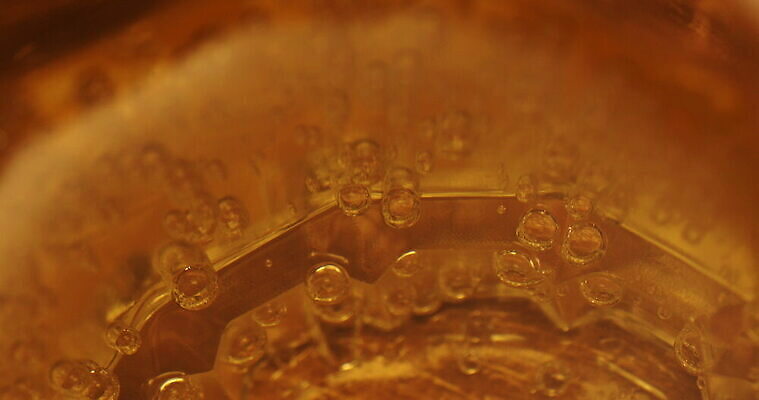 스튜디오촬영 모양 디자인 파도 컬러 백그라운드 패턴 와인잔 유리 추상 주류 실내 미술 사람없음 장식 물 빛 반사 노란색 환경 디지털 와인 거품 흰색 바 액체 닫기 질감 유리그릇 고립 브랜디 신맛 위스키 효과 4K MOV 해외동영상 클립영상 자연요소 그릇 음료 바다 무늬 술잔 모션 재질 문화예술 내부 맛 동영상 파일형식