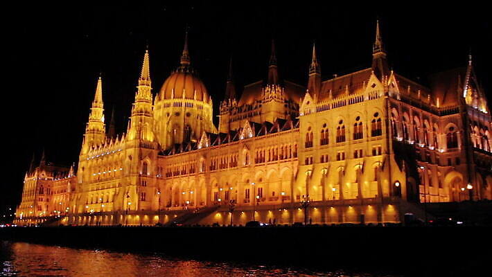 유럽 여행 오렌지 건축양식 모션 자동차 풍경 사람없음 야외 건물 물 빛 도시풍경 반사 노란색 도시 해충 야간 시력 장면 헝가리 빛망울 천연기념물 국회 랜드마크 부다페스트 수도권 옛날 전국 정부 트래킹숏 MOV 해외동영상 클립영상 자연요소 건축물 건축 나라 육상교통 컬러 과일 촬영기법 벌레 지역 동영상 동유럽 파일형식