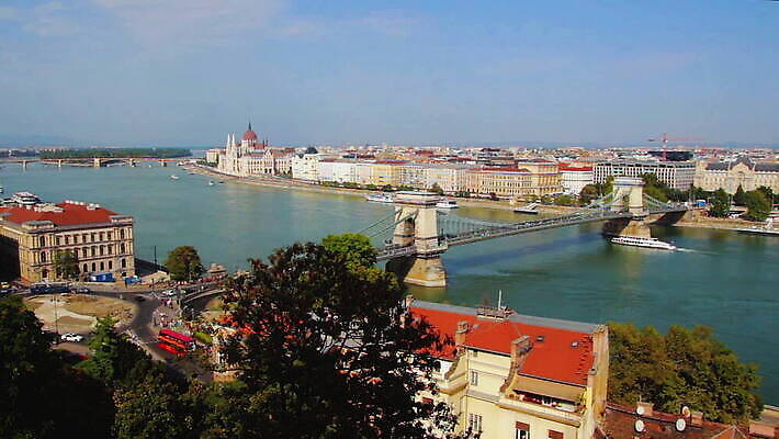 유럽 교통수단 여행 건축양식 모션 자동차 주택 파노라마 사람 사람없음 건물 여름 파란색 도시풍경 여행객 도시 보트 역사 해충 언덕 시티라이프 동쪽 헝가리 랜드마크 부다페스트 조감도 MOV 해외동영상 클립영상 라이프스타일 건축물 계절 건축 나라 육상교통 컬러 교통 배_교통 촬영기법 풍경 벌레 방향 동영상 동유럽 파일형식
