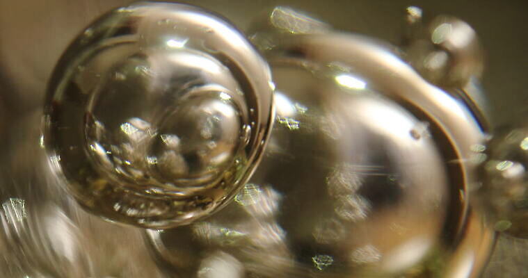 스튜디오촬영 모양 디자인 파도 컬러 백그라운드 패턴 와인잔 유리 추상 주류 실내 미술 사람없음 장식 물 빛 반사 노란색 환경 디지털 와인 거품 흰색 바 액체 닫기 질감 유리그릇 고립 브랜디 신맛 위스키 효과 4K MOV 해외동영상 클립영상 자연요소 그릇 음료 바다 무늬 술잔 모션 재질 문화예술 내부 맛 동영상 파일형식