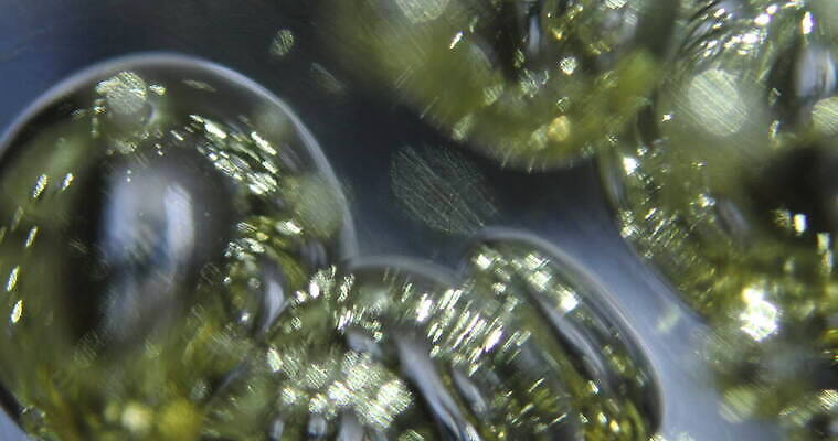 스튜디오촬영 모양 디자인 파도 컬러 백그라운드 패턴 와인잔 유리 추상 주류 실내 미술 사람없음 장식 물 빛 반사 노란색 환경 디지털 와인 거품 흰색 바 액체 닫기 질감 유리그릇 고립 브랜디 신맛 위스키 효과 4K MOV 해외동영상 클립영상 자연요소 그릇 음료 바다 무늬 술잔 모션 재질 문화예술 내부 맛 동영상 파일형식