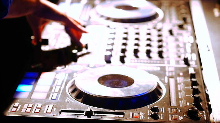 라이프스타일 접시 손 음악 모션 놀이 사람 이벤트 빛 세트 파티 축제 소리 공연 장비 축하 판넬 화려 닫기 볼륨 혼합 야간 저녁 갑판 믹서 DJ 클럽 회전 네온 오디오 위로 뮤지컬 섞기 제어 플레이어 유흥 MOV 해외동영상 클립영상 자연요소 식기 컨셉 배_교통 문화예술 생활 신체부위 전자제품 동영상 파일형식