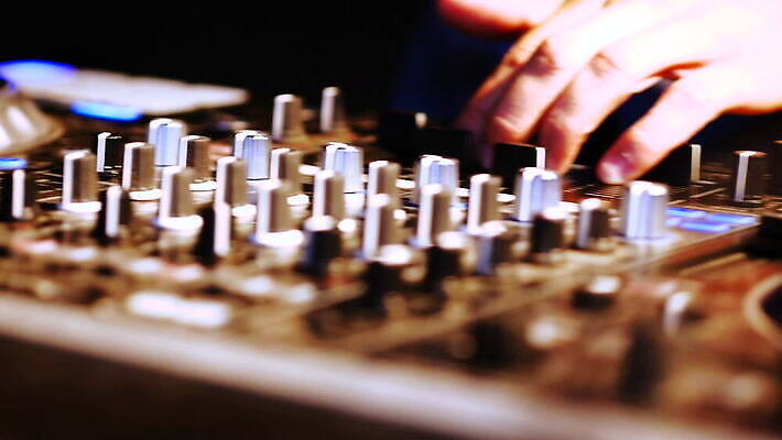 라이프스타일 접시 손 음악 모션 놀이 사람 이벤트 빛 세트 파티 축제 소리 공연 장비 축하 판넬 화려 닫기 볼륨 혼합 야간 저녁 갑판 믹서 DJ 클럽 회전 네온 오디오 위로 뮤지컬 섞기 제어 플레이어 유흥 MOV 해외동영상 클립영상 자연요소 식기 컨셉 배_교통 문화예술 생활 신체부위 전자제품 동영상 파일형식