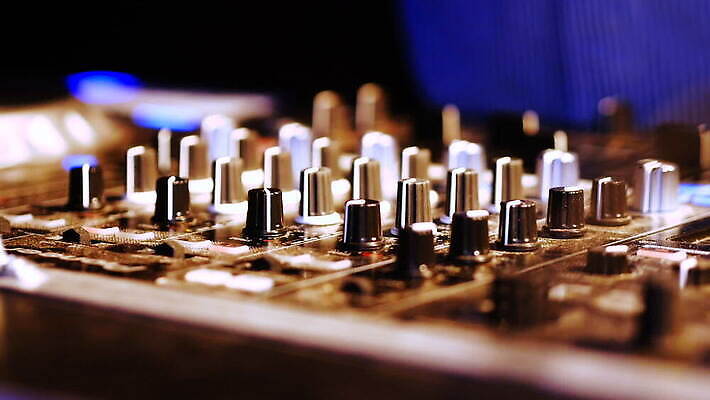 라이프스타일 접시 손 음악 모션 놀이 사람 이벤트 빛 세트 파티 축제 소리 공연 장비 축하 판넬 화려 닫기 볼륨 혼합 야간 저녁 갑판 믹서 DJ 클럽 회전 네온 오디오 위로 뮤지컬 섞기 제어 플레이어 유흥 MOV 해외동영상 클립영상 자연요소 식기 컨셉 배_교통 문화예술 생활 신체부위 전자제품 동영상 파일형식