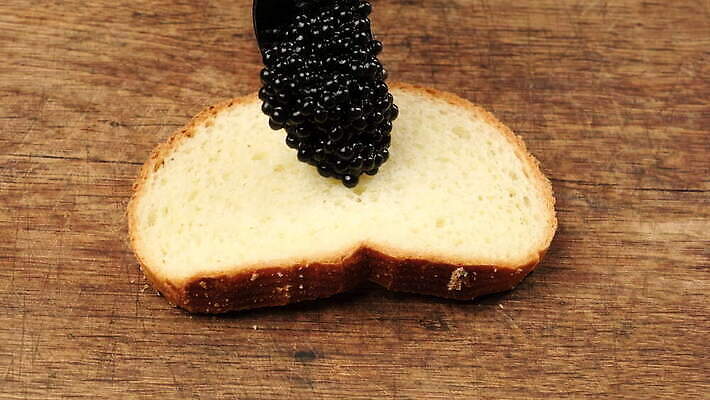 음식 빵 조각 재료 샌드위치 건강 어류 사람없음 목재 갈색 숟가락 검은색 식사 어둠 신선 고급 맛 아침식사 먹기 해산물 날것 식품점 절임 짠맛 캐비아 프리미엄 맛있는 4K MOV 해외동영상 클립영상 나무 컬러 컨셉 식재료 모션 수저 상점 수중동물 동영상 파일형식