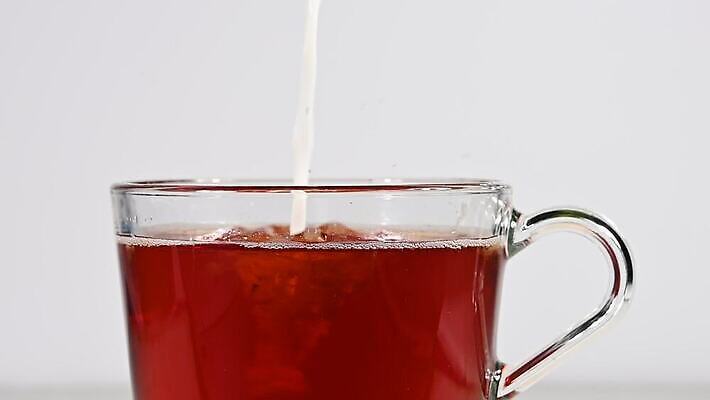 1 음료 백그라운드 부분 모션 유리 건강 사람없음 옆모습 컵 빨간색 검은색 회색 우유 흰색 신선 뜨거움 투명 붓기 닫기 더위 혼합 수증기 먹기 가득함 준비 각도 느림 우롱차 MOV 해외동영상 클립영상 식기 뷰포인트 컬러 재질 날씨 유제품 차_음료 동영상 파일형식