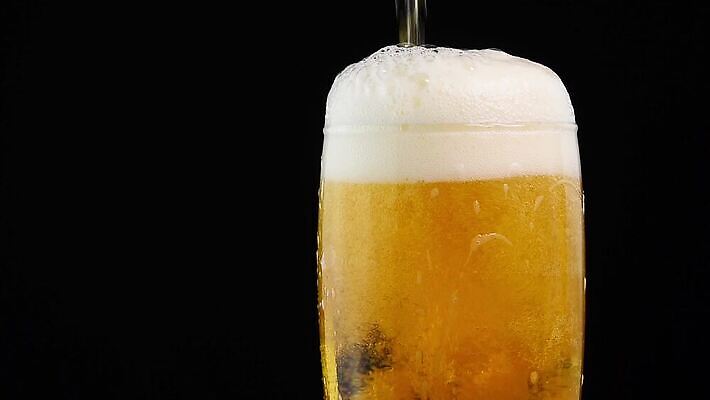 음료 백그라운드 모션 유리 표면 맥주 사람없음 옆모습 달리기 노란색 우주 검은색 거품 흐름 추위 흰색 알코올 신선 투명 액체 개울 황금 붓기 닫기 정상 가득함 상쾌 각도 느림 넘어짐 MOV 해외동영상 클립영상 감정 뷰포인트 컬러 컨셉 재질 주류 강 동영상 파일형식