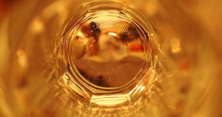 디자인 백그라운드 패턴 유리 추상 조명 미술 사람없음 장식 물 빛 뷰티 반사 노란색 디지털 젖음 추위 닫기 소프트포커스 브레이크 크리스탈 빗방울 질감 다이아몬드 유리그릇 블러 블러효과 새기다 인공 비어있는 4K MOV 해외동영상 클립영상 자연요소 그릇 컬러 무늬 모션 재질 문화예술 촬영기법 비_날씨 광석 보석 동영상 파일형식 효과