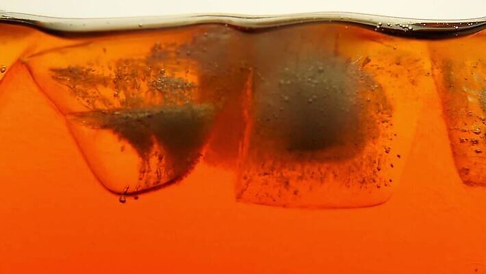 음료 모션 유리 사람없음 옆모습 냉동 얼음 검은색 주스 거품 추위 칵테일 항아리 투명 액체 닫기 냄비 미끄럼틀 컨테이너 찻주전자 크리스탈 큐브 묘사 준비 상쾌 회전 함선 각도 느림 버번 위스키 MOV 해외동영상 클립영상 자연요소 감정 산업 뷰포인트 컬러 배_교통 재질 주전자 주류 도자기 솥 놀이기구 광석 동영상 파일형식