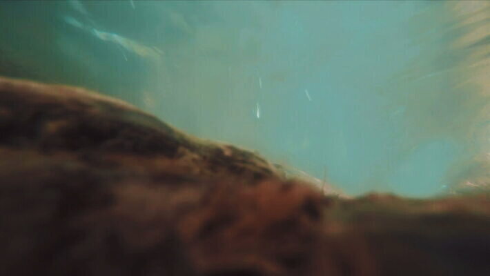 식물 호수 바다 백그라운드 이동 모션 자연 표면 바닥 사람없음 물 파란색 빛 강 햇빛 갈색 환경 맑음 수중 어둠 침묵 흐름 바위 신선 시간 투명 액체 개울 입자 아래 속도 장면 암초 숯 내추럴 잔물결 진짜 터키석 4K MOV 해외동영상 클립영상 자연요소 물결 컬러 컨셉 날씨 태양 소리 돌_바위 보석 방향 생태계 위치 동영상 파일형식