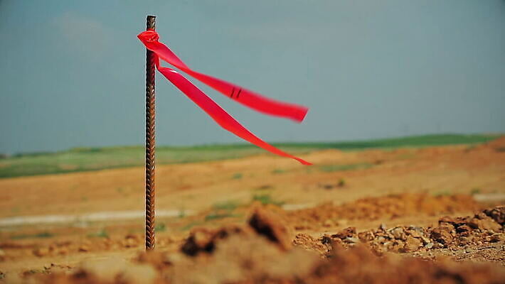 공공시설 산업 리본 도로 길 모래 포장 표시 거리 집게 안전 사람없음 야외 건물 빨간색 깃발 업무 막대기 보행로 재산 땅 발굴 측정 먼지 지역 봉 말뚝 제비 개발 땅바닥 측량사 MOV 해외동영상 클립영상 직업 건축물 컬러 교통시설 조류 바닥 금융 작업 시설 동영상 파일형식