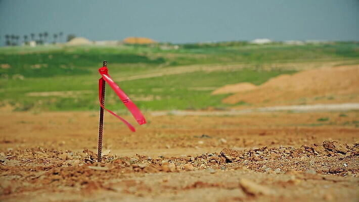 공공시설 산업 리본 도로 길 모래 포장 표시 거리 집게 안전 사람없음 야외 건물 빨간색 깃발 업무 막대기 보행로 재산 땅 발굴 측정 먼지 지역 봉 말뚝 제비 개발 땅바닥 측량사 MOV 해외동영상 클립영상 직업 건축물 컬러 교통시설 조류 바닥 금융 작업 시설 동영상 파일형식