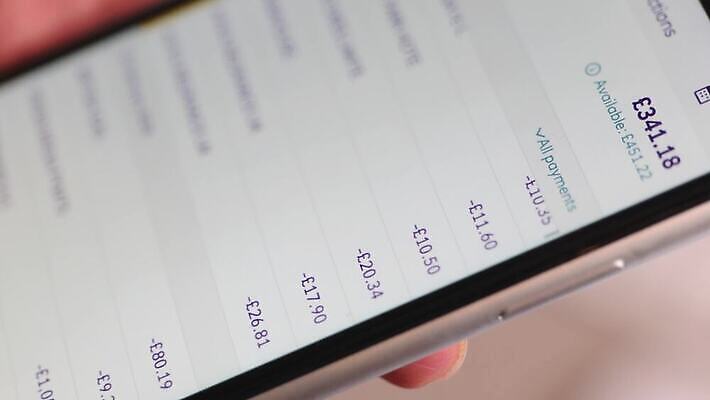 손 돈 인터넷 가족 놀이 모바일 금융 스마트폰 핸드폰 사무실 디지털 스크린 터치 정보 잡기 업무 네트워크 이메일 어플리케이션 두루마리 책상 그림 온라인 계좌 단절 아이폰 터치스크린 목차 4K MOV 해외동영상 클립영상 가구 비즈니스 관계 모션 신체부위 경제 전자제품 스마트기기 작업 재산 동영상 파일형식