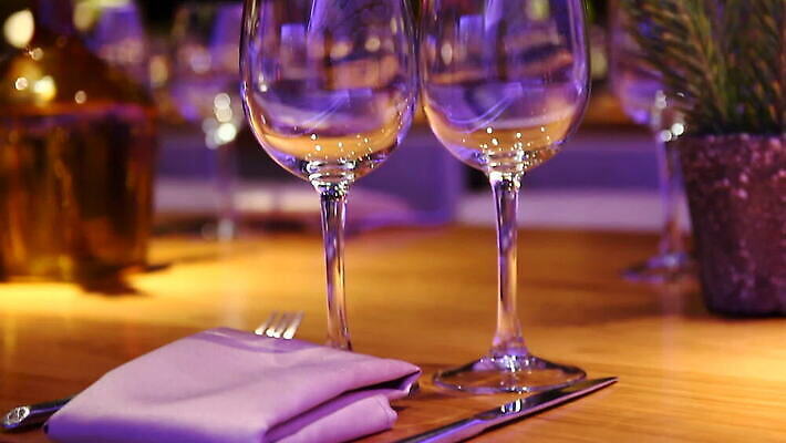 와인잔 실내 이벤트 사람없음 내부 식당 저녁식사 고급 냅킨 비어있는 틸트업 MOV 해외동영상 클립영상 컨셉 술잔 촬영기법 상점 식사 동영상 파일형식