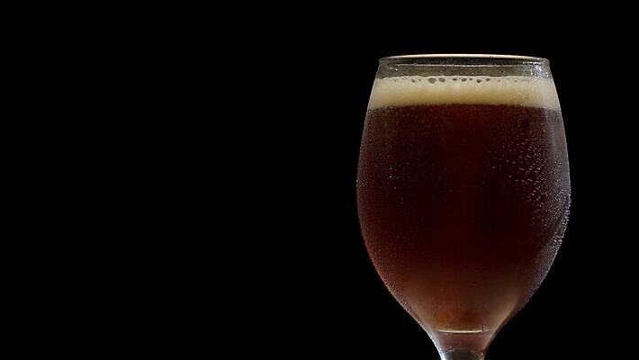 전통 라이프스타일 음료 유리 검은배경 맥주 사람없음 물 빛 갈색 파티 어둠 거품 추위 물방울 알코올 신선 투명 액체 닫기 시원함 갈증 가득함 상쾌 회전 돌리기 되감기 스카우트 맛있는 4K MP4 해외동영상 클립영상 자연요소 감정 컬러 백그라운드 모션 재질 주류 이벤트 생활 검은색 동영상 파일형식