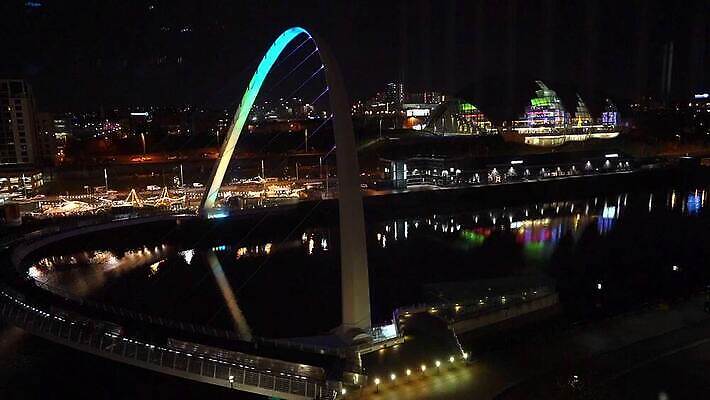 디자인 외관 컬러 여행 곡선 건축양식 모션 전등 조명 영국 잉글랜드 항해 풍경 사람없음 건물 물 파란색 빛 강 도시풍경 반사 여행객 걷기 항구 황혼 일몰 도시 보트 보행자 야간 저녁 속도 분수 공학 빛망울 랜드마크 타임랩스 MOV 해외동영상 클립영상 자연요소 건축물 교육 건축 유럽 선 배_교통 교통시설 촬영기법 사람 노을 동영상 파일형식