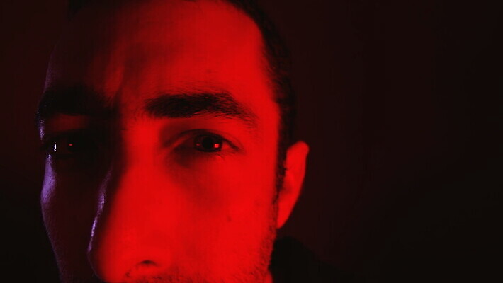 백인 모델 응시 남자 얼굴 포즈 생각 수염 실내 한명 사람 성인 빨간색 머리 카메라 어둠 분노 표현 자신감 닫기 의심 내추럴 심각 직진 MOV 해외동영상 클립영상 서양인 1 시선 감정 컬러 컨셉 모션 내부 신체부위 전자제품 동영상 파일형식