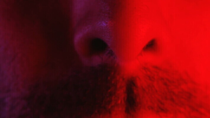 백인 남자 감정 스트레스 건강 한명 사람 성인 빨간색 어둠 고통 분노 짜증 닫기 호흡 무서움 불안 걱정 흥분 코 향기 냄새 공포 긴장 알레르기 심각 압력 MOV 해외동영상 클립영상 서양인 1 컬러 컨셉 모션 신체부위 질병 동영상 파일형식