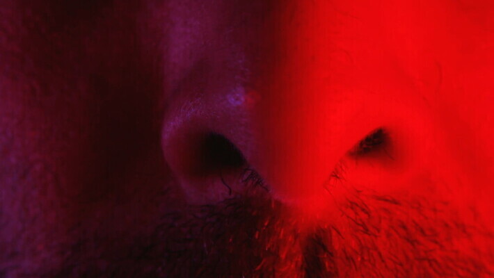 백인 남자 감정 스트레스 건강 한명 사람 성인 빨간색 어둠 고통 분노 짜증 닫기 호흡 무서움 불안 걱정 흥분 코 향기 냄새 공포 긴장 알레르기 심각 압력 MOV 해외동영상 클립영상 서양인 1 컬러 컨셉 모션 신체부위 질병 동영상 파일형식