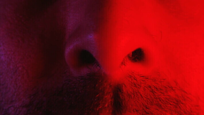 백인 남자 감정 스트레스 건강 한명 사람 성인 빨간색 어둠 고통 분노 짜증 닫기 호흡 무서움 불안 걱정 흥분 코 향기 냄새 공포 긴장 알레르기 심각 압력 MOV 해외동영상 클립영상 서양인 1 컬러 컨셉 모션 신체부위 질병 동영상 파일형식