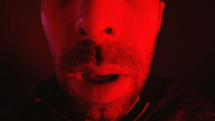 백인 남자 감정 얼굴 스트레스 건강 한명 사람 성인 빨간색 어둠 놀람 고통 표현 닫기 호흡 위험 무서움 불안 걱정 흥분 공포 충격 긴장 압력 위기 혼란 MOV 해외동영상 클립영상 서양인 1 컬러 컨셉 모션 표정 신체부위 동영상 파일형식