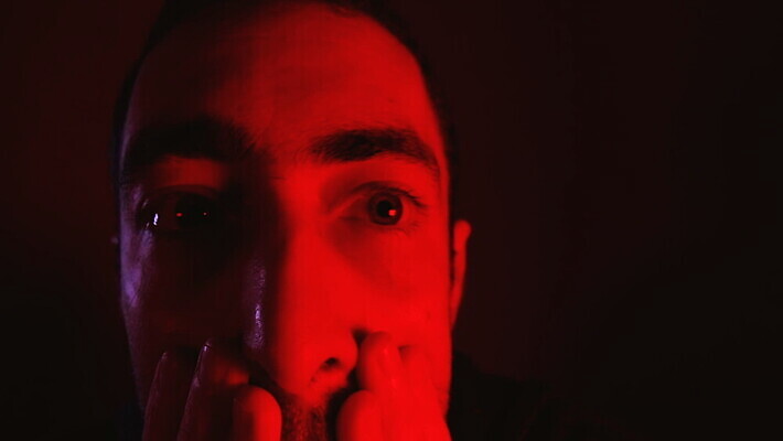 백인 1 학생 응시 남자 감정 얼굴 스트레스 한명 사람 성인 옆모습 빨간색 머리 어둠 놀람 표현 닫기 무서움 고민 흥분 공포 충격 반응 심각 위기 재앙 호러 혼란 MOV 해외동영상 클립영상 서양인 시선 뷰포인트 컬러 컨셉 모션 표정 신체부위 동영상 파일형식