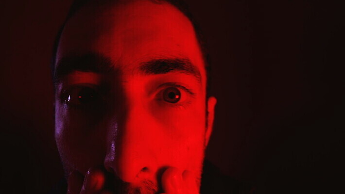 백인 1 학생 응시 남자 감정 얼굴 스트레스 한명 사람 성인 옆모습 빨간색 머리 어둠 놀람 표현 닫기 무서움 고민 흥분 공포 충격 반응 심각 위기 재앙 호러 혼란 MOV 해외동영상 클립영상 서양인 시선 뷰포인트 컬러 컨셉 모션 표정 신체부위 동영상 파일형식