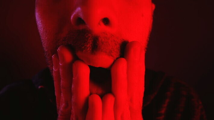 백인 손 남자 감정 얼굴 스트레스 한명 사람 성인 빨간색 머리 어둠 놀람 외침 표현 오픈 입 닫기 무서움 고민 흥분 공포 충격 반응 비명 위기 재앙 호러 MOV 해외동영상 클립영상 서양인 1 컬러 모션 표정 신체부위 소리 동영상 파일형식