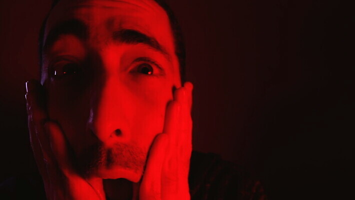 백인 손 남자 감정 얼굴 스트레스 한명 사람 성인 빨간색 머리 어둠 놀람 외침 표현 오픈 입 닫기 무서움 고민 흥분 공포 충격 반응 비명 위기 재앙 호러 MOV 해외동영상 클립영상 서양인 1 컬러 모션 표정 신체부위 소리 동영상 파일형식