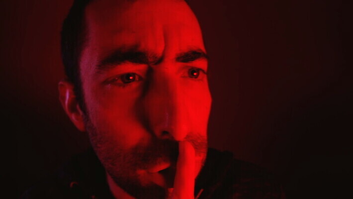 백인 손 응시 남자 감정 얼굴 손가락 한명 사람 성인 빨간색 어둠 침묵 분노 짜증 표현 입 닫기 입술 사인 쉿 불만 공격적 벙어리 부정적 심각 MOV 해외동영상 클립영상 서양인 1 시선 컬러 컨셉 모션 신체부위 소리 조용 동영상 파일형식