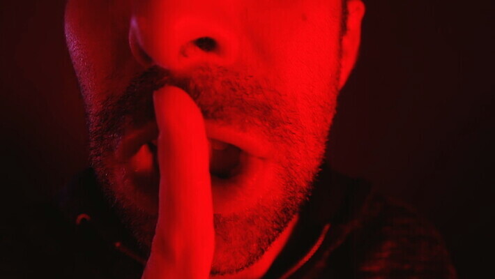 백인 손 응시 남자 감정 얼굴 손가락 한명 사람 성인 빨간색 어둠 침묵 분노 짜증 표현 입 닫기 입술 사인 쉿 불만 공격적 벙어리 부정적 심각 MOV 해외동영상 클립영상 서양인 1 시선 컬러 컨셉 모션 신체부위 소리 조용 동영상 파일형식