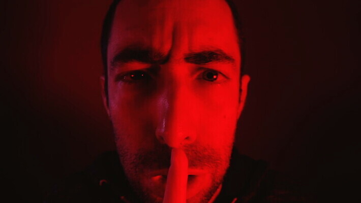 백인 손 응시 남자 감정 얼굴 손가락 한명 사람 성인 빨간색 어둠 침묵 분노 짜증 표현 입 닫기 입술 사인 쉿 불만 공격적 벙어리 부정적 심각 MOV 해외동영상 클립영상 서양인 1 시선 컬러 컨셉 모션 신체부위 소리 조용 동영상 파일형식