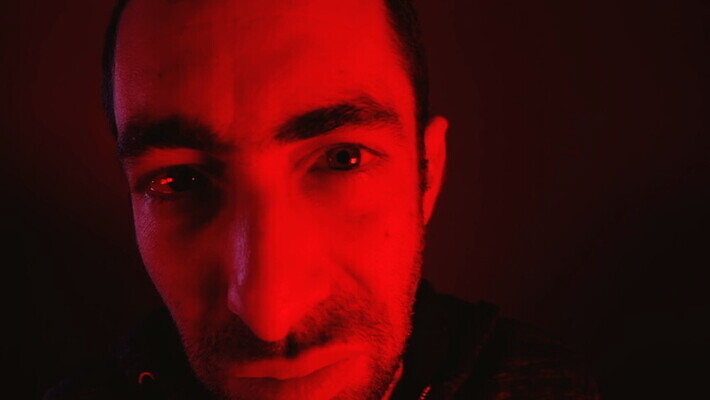 백인 응시 시선 남자 감정 얼굴 수염 스트레스 한명 미소 사람 성인 빨간색 머리 카메라 어둠 올려보기 분노 짜증 표현 찡그림 좌절 닫기 싱글 불만 나쁜 공격적 부정적 심각 표현성 MOV 해외동영상 클립영상 서양인 1 컬러 컨셉 모션 표정 신체부위 전자제품 동영상 파일형식