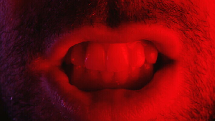 백인 1 응시 남자 감정 얼굴 수염 스트레스 한명 사람 성인 빨간색 머리 카메라 어둠 외침 고통 분노 표현 입 폭력 좌절 닫기 치아 불만 나쁜 공격적 부정적 비명 심각 표현성 MOV 해외동영상 클립영상 서양인 시선 컬러 컨셉 모션 신체부위 전자제품 소리 소화기관 사회이슈 동영상 파일형식